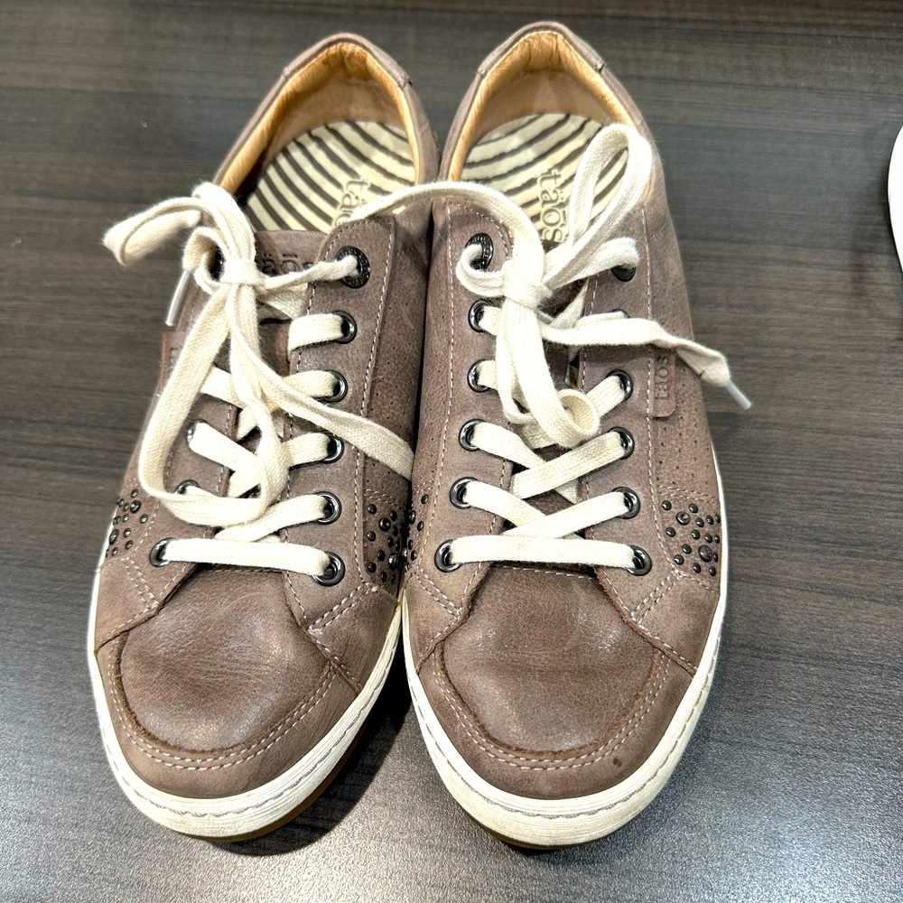 TAOS Freedom leather shoe, size 9.5 light taupe color